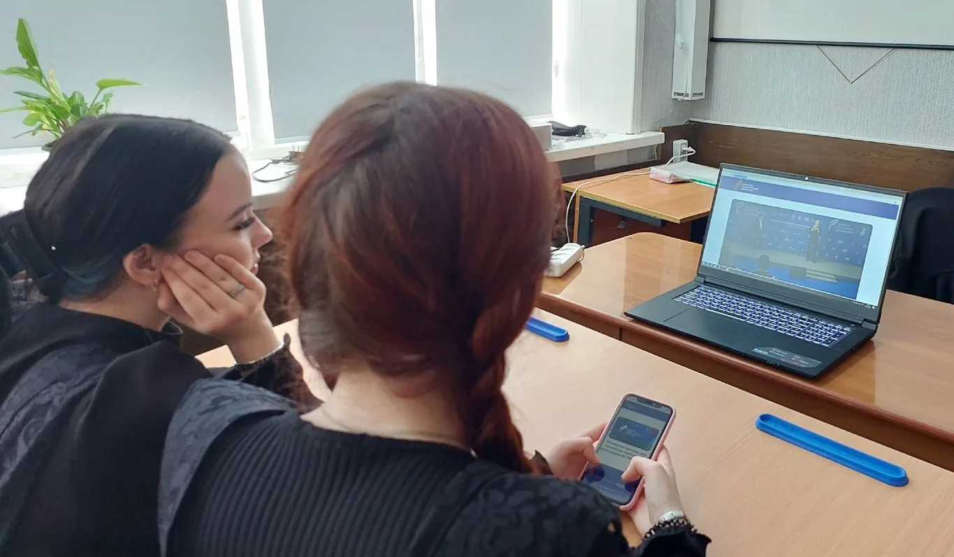 Сегодня наши ребята заглянули в мир будущего спорта! 🚀 Они онлайн посмотрели открытый урок по фиджитал-спорту. 🎮⚽