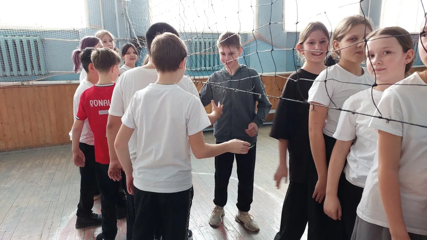 Наш Школьный спортивный клуб "Интер" проводит соревнования по пионерболу среди 5-6 классов!