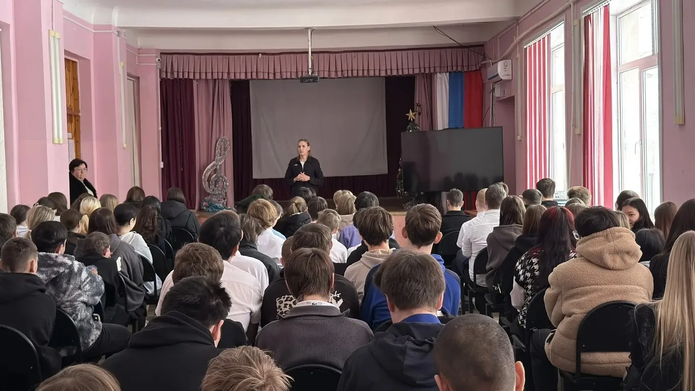 👮‍♀️🗣️ Сегодня младший лейтенант полиции Иноземцева Мария Николаевна провела важную профилактическую беседу со школьниками на тему: "Знай и соблюдай правила дорожного движения, с применением светоотражающих элементов в темное время суток, "Безопасность в зимний период времени". 🚦❄️