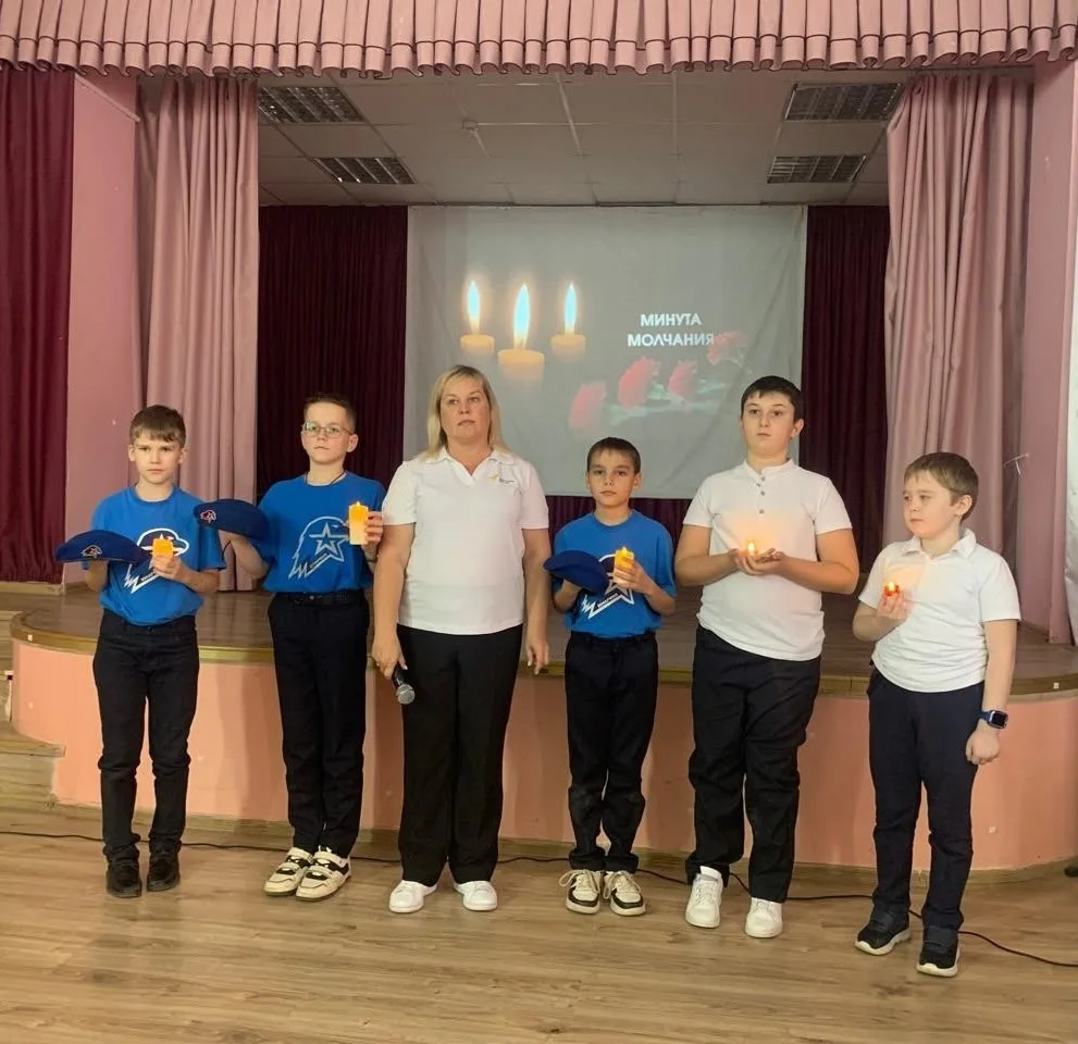 Сегодня советник директора по воспитанию, Тимонина Оксана, совместно с юнармейским отрядом "Школа патриота" провели трогательный и важный классный час, посвященный Дню памяти погибших при исполнении служебных обязанностей сотрудников органов внутренних дел Российской Федерации.